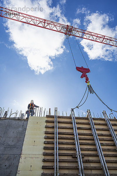 Europäer Wand gehen arbeiten Beton