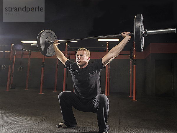 Fitness-Studio Europäer Mann heben Hantel