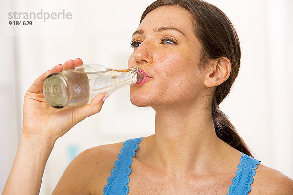 Wasser Europäer Frau trinken