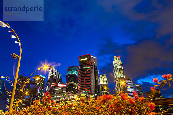 hoch oben Skyline Skylines beleuchtet Nacht Großstadt Singapur
