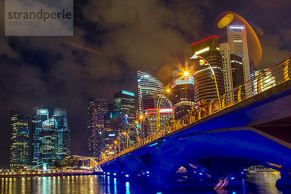 hoch oben Skyline Skylines beleuchtet Nacht Großstadt Singapur