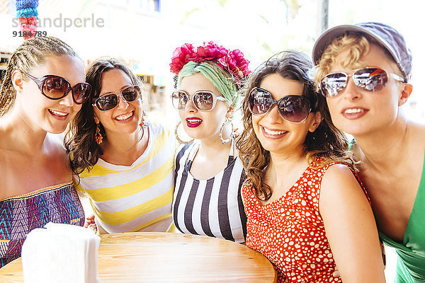 Zusammenhalt Frau Cafe Kleidung Sonnenbrille