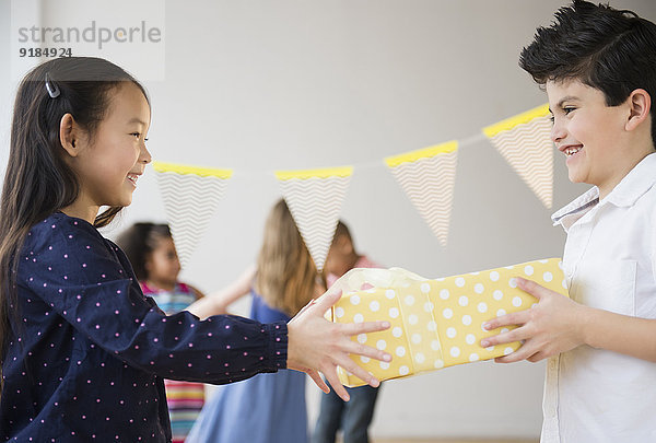 Geschenk geben Junge - Person Party Geburtstag Mädchen