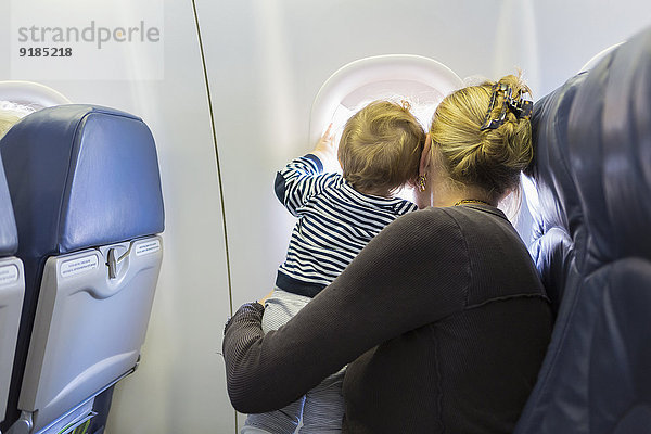 Flugzeug Europäer Fenster hinaussehen Mutter - Mensch Baby