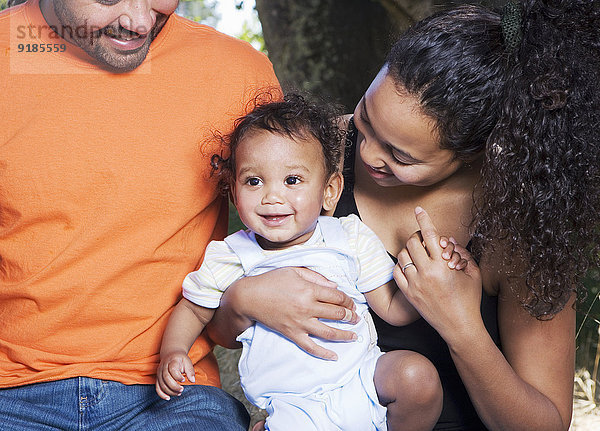 Außenaufnahme halten Baby freie Natur