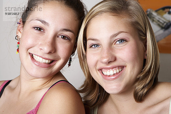 Zusammenhalt Jugendlicher Europäer lächeln Mädchen