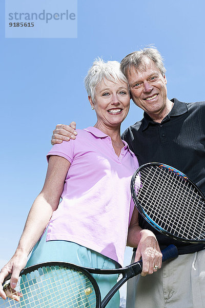 Senior Senioren Europäer halten Schläger Tennis