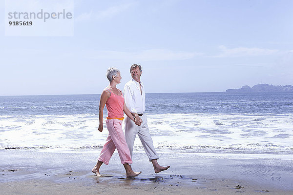 Senior Senioren Europäer gehen Strand