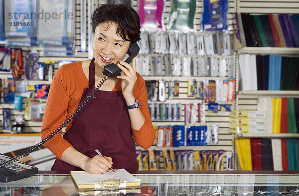 Frau arbeiten chinesisch Büro Laden Angebot