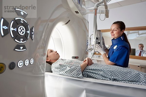 Mädchen geht in den CT-Scanner