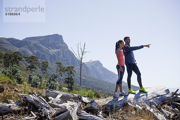 Junge Jogger genießen die Aussicht von der Kuppe