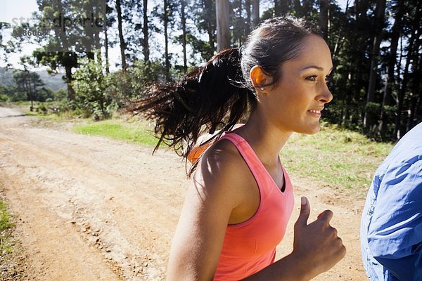 Junges Paar beim Joggen im Wald