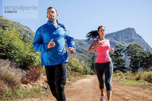 Junges Paar beim Joggen im Wald