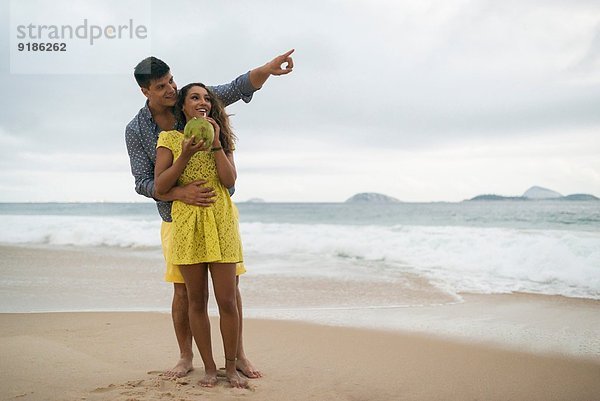 Romantisches junges Paar am Strand von Ipanema  Rio de Janeiro  Brasilien