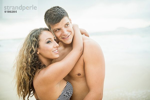 Umarmung eines jungen Paares  Ipanema Beach  Rio de Janeiro  Brasilien