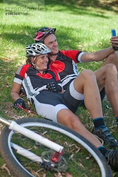 Radfahrer auf Rasen nehmen Selfie