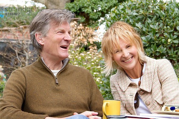 Erwachsene Paare bei einer Kaffeepause im Garten