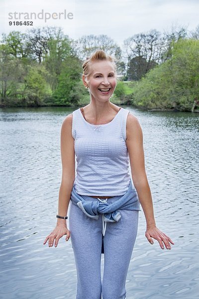 Porträt einer reifen Frau beim Training im Park