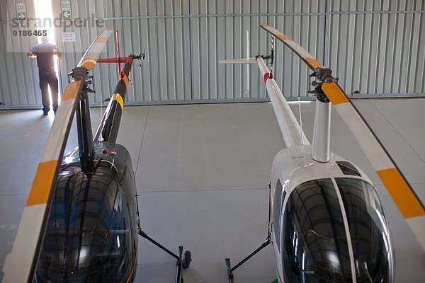 Draufsicht auf Hubschrauber im Hangar