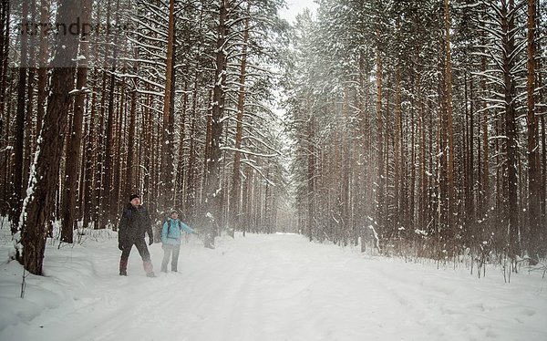 Paar auf schneebedecktem Wald  Russland