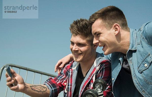 Junge Männer im Skatepark  Selbstporträtfotografie  mit Smartphone