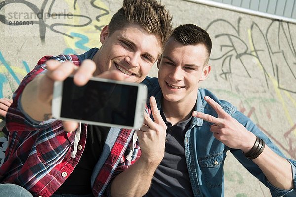 Junge Männer im Skatepark  Selbstporträtfotografie  mit Smartphone