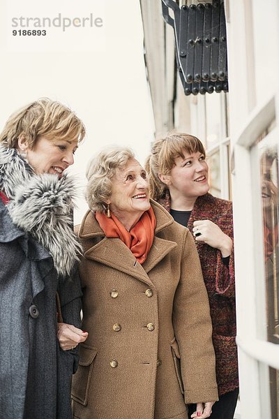 Seniorin mit Tochter und Enkelin  Blick ins Fenster