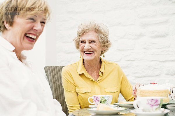 Seniorin und Tochter beim Teetrinken