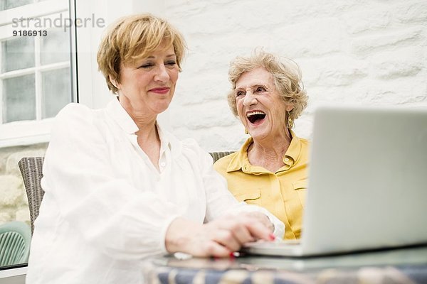 Senior Frau und Tochter  mit Laptop