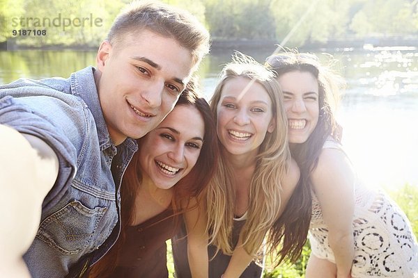 Gruppe von Freunden im Sonnenlicht  posierend