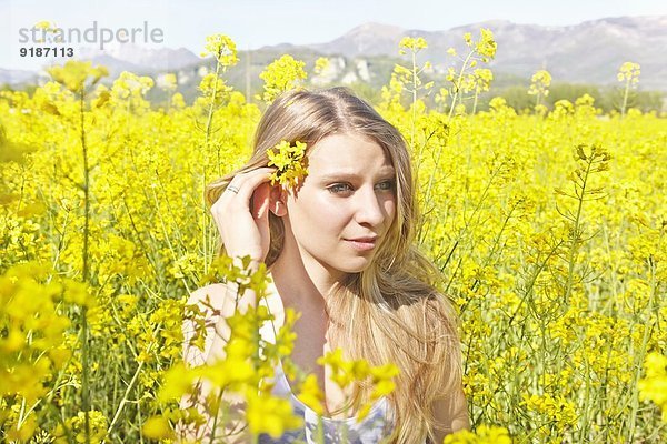 Junge Frau mit gelber Blume im Haar  Portrait