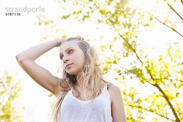 Junge Frau mit Hand im Haar