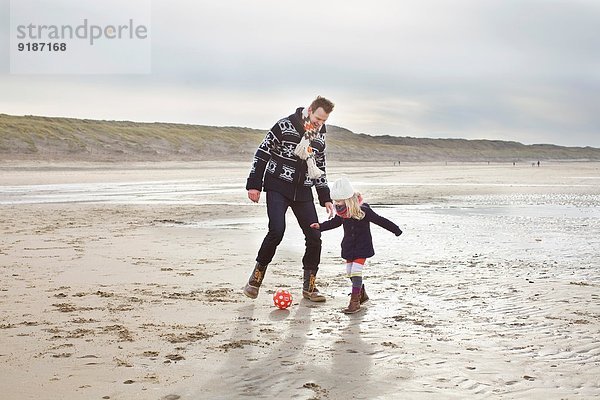 Mittlerer Erwachsener Mann mit Tochter am Strand  Bloemendaal aan Zee  Niederlande