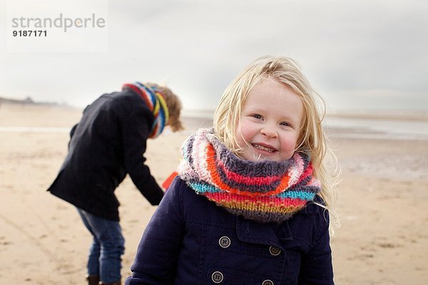 Portrait von dreijährigem Mädchen und Bruder am Strand  Bloemendaal aan Zee  Niederlande