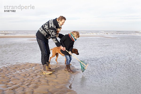 Mittlerer Erwachsener Mann und Sohn beim Fischen am Strand  Bloemendaal aan Zee  Niederlande