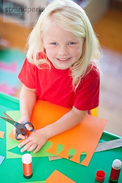 Porträt eines Mädchens beim Schneiden im Kindergarten