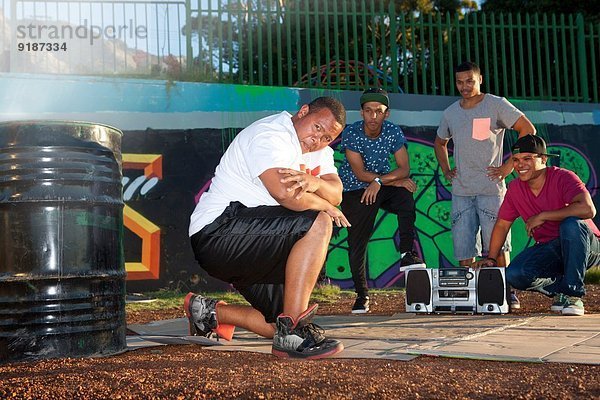 Portrait von männlichen Hip-Hop-Tänzern im Park in der Abenddämmerung