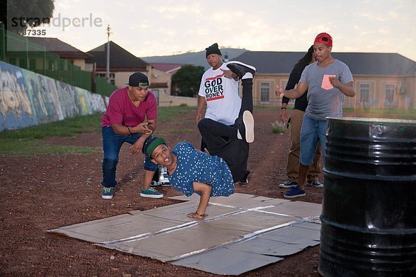 Gruppe von Männern Breakdance im Park in der Abenddämmerung