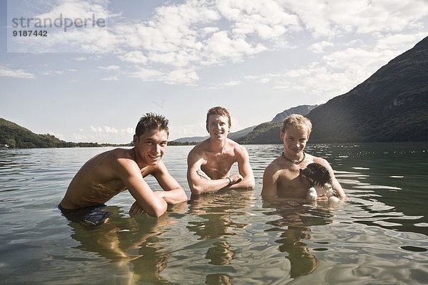 Porträt von drei jungen erwachsenen Männern im See