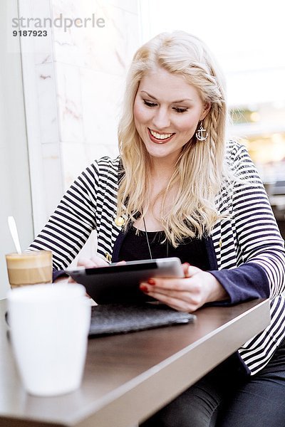 junge Frau junge Frauen benutzen Cafe Tablet PC