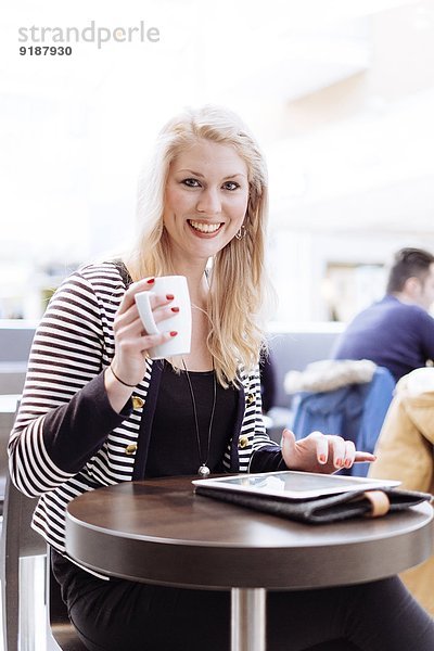 junge Frau junge Frauen benutzen Cafe Tablet PC