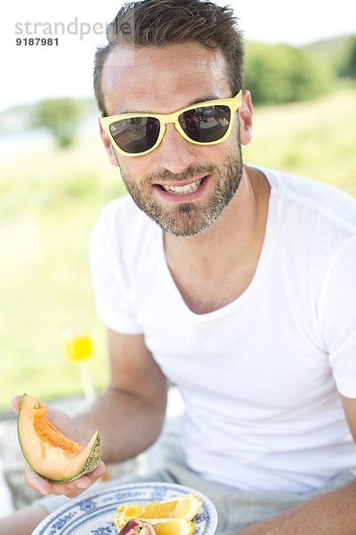Mann Frucht Garten essen essend isst