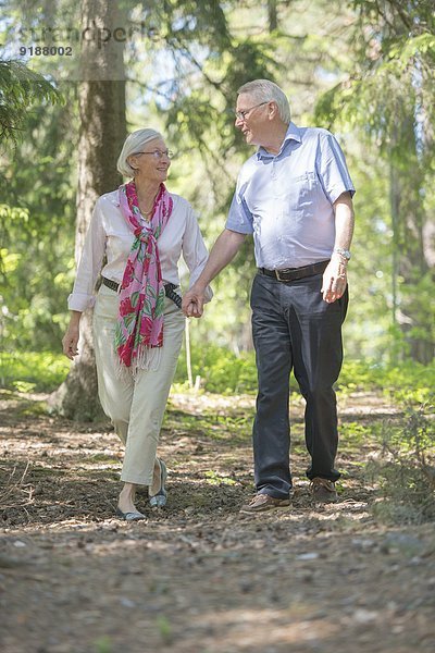 Senior Senioren gehen Wald