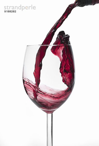 Weinglas Studioaufnahme eingießen einschenken Wein rot