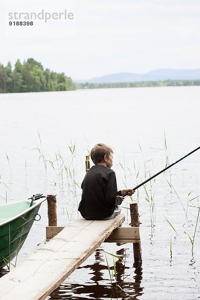 Junge - Person Steg angeln