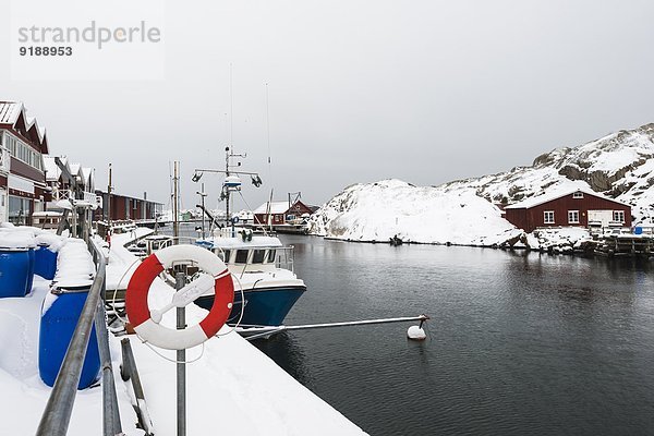 Fischereihafen Fischerhafen Winter Boot vertäut angeln