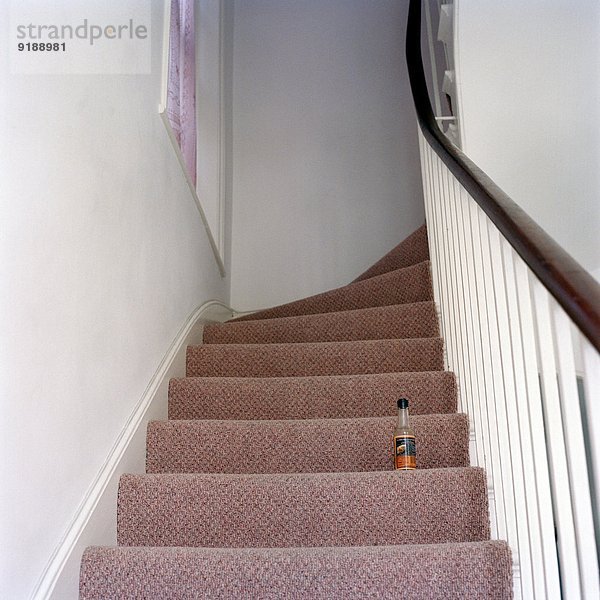 Flasche auf Treppen