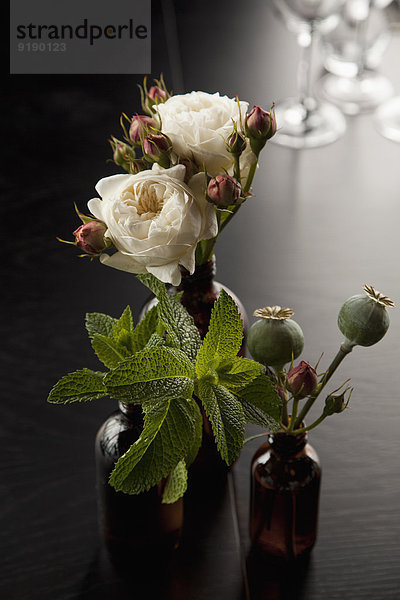 Blumen in Vasen auf dem Tisch