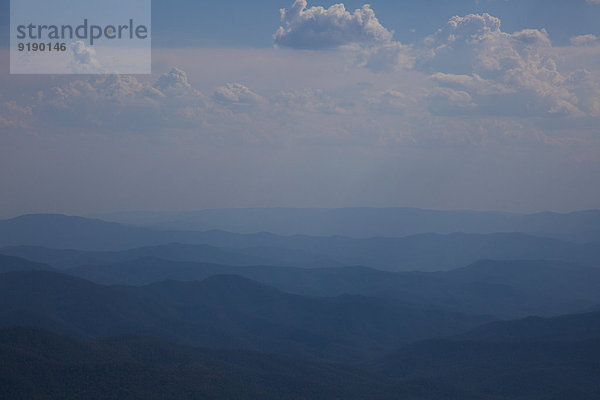 Blick auf ruhige Berge gegen bewölkten Himmel  Mt Hotham  Victoria  Australien