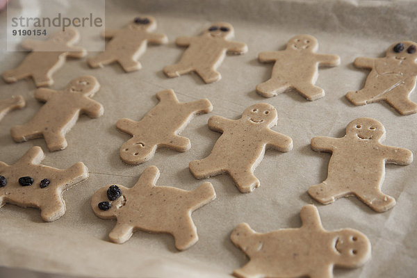 Nahaufnahme von Lebkuchenplätzchen auf Backblech